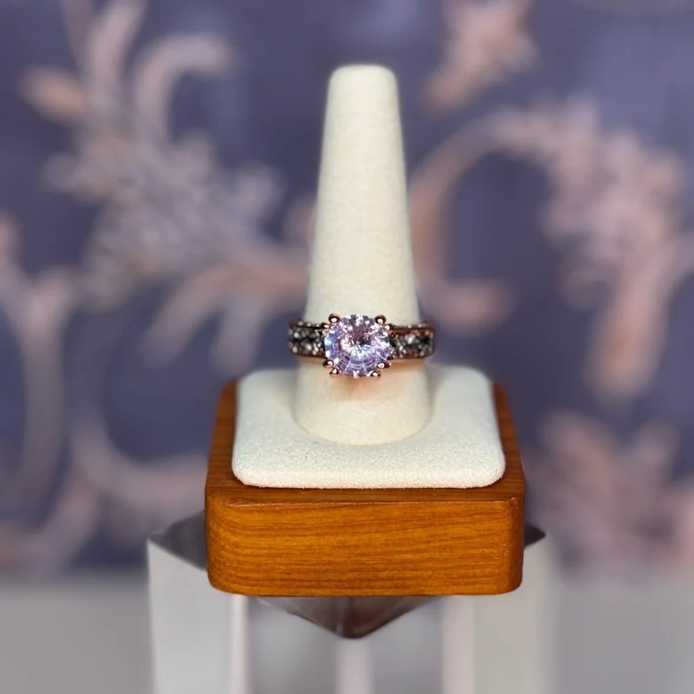 Estate rose gold tone solitaire crystal ring with intricate vine cutwork Lot D71
